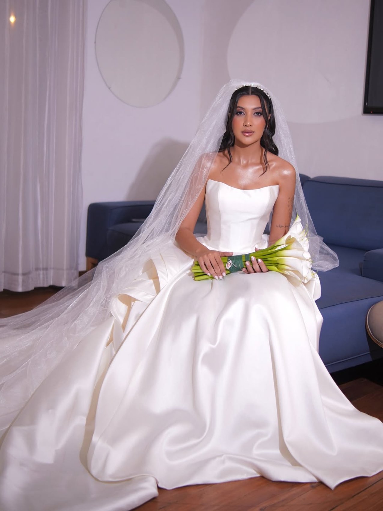 Noiva Juliana Reis com véu e buquê