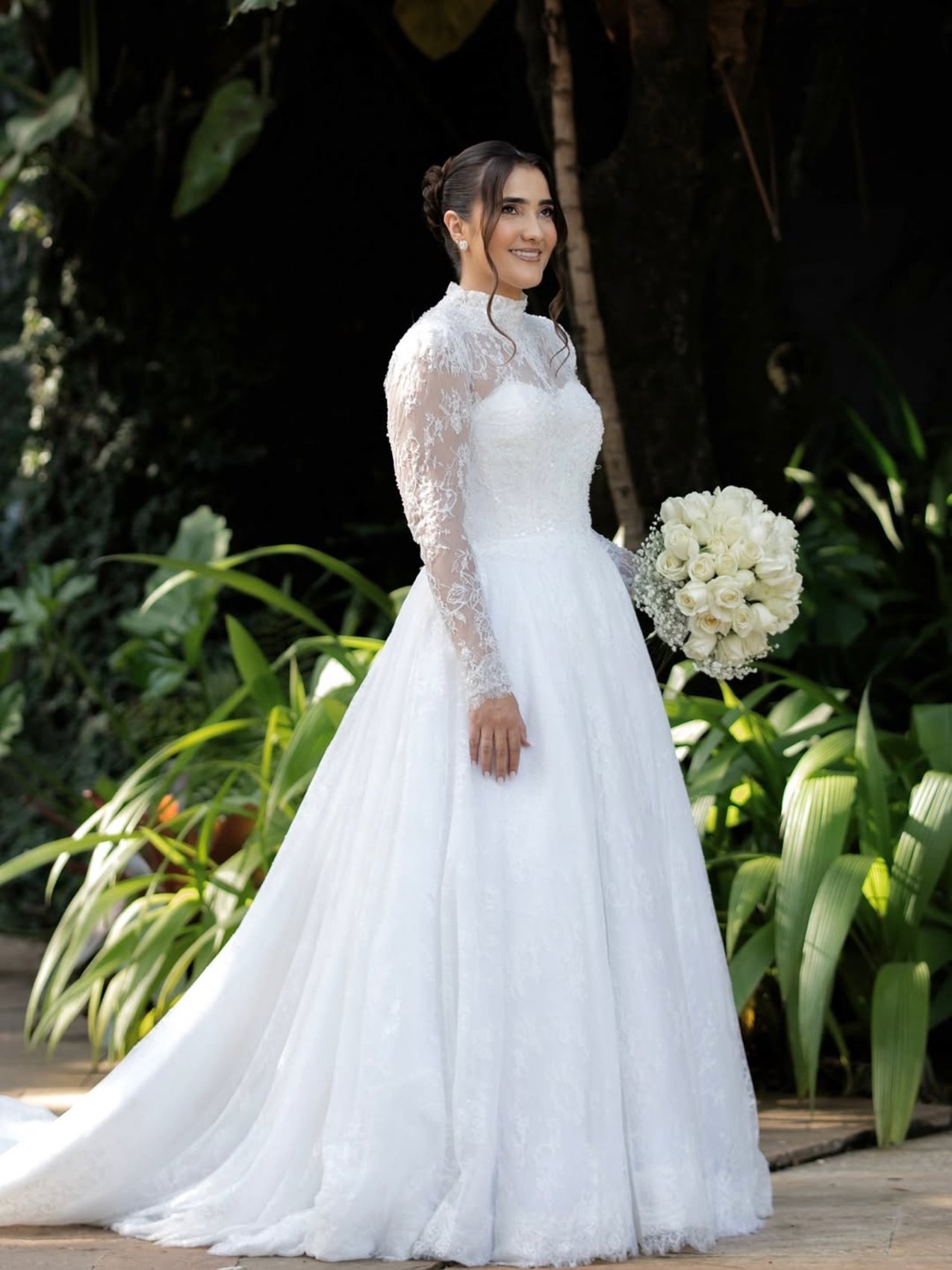 Noiva Mariana Almeida com buquê de rosas brancas